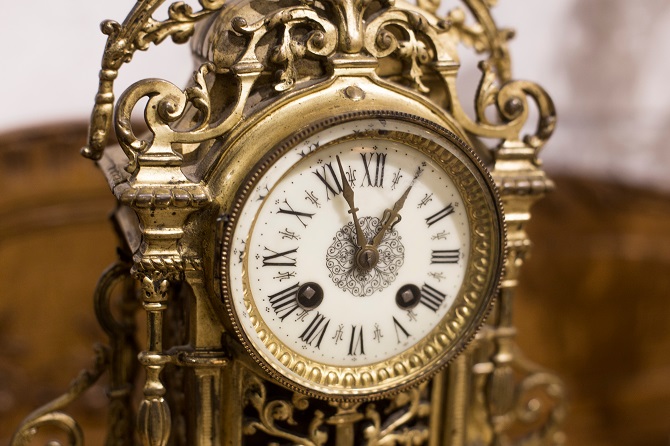 Linda Inherits Grandma’s Old Clocks While Greedy Brother Gets the House—But Her Inheritance Turns Out to Be Worth Nearly 0K – Story of the Day