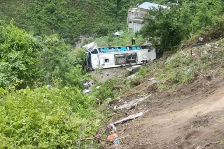 At Least 13 Dεαd, 28 Injurεd After Bus of Tourists Plunges Down 160-Foot Gorge