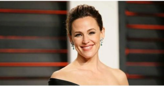 Prepare to Be Amazed Because She Knows How to Surprise! Jennifer Garner’s Latest Photo With Pink Hair Is Creating a Buzz on Network.