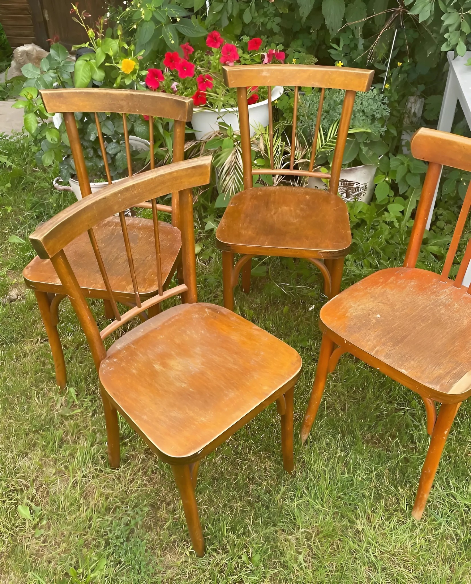 My brother and I took our parents’ old wooden chairs, worn by time, and gave them a second life. You won’t believe how stunning they look now