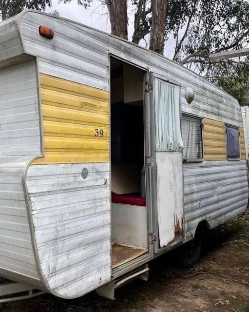 Good People Gave a Homeless Woman an Old Trailer, The Woman Turned It Into a Cozy House In The Middle Of The Forest!