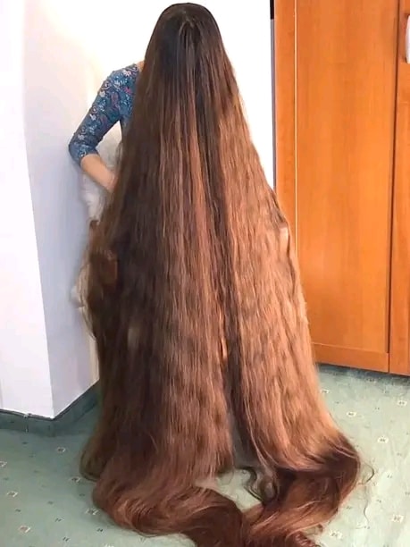 (VIDEO) WATCH: Woman cuts her hair for the first time in 25 years – here’s what she looks like today